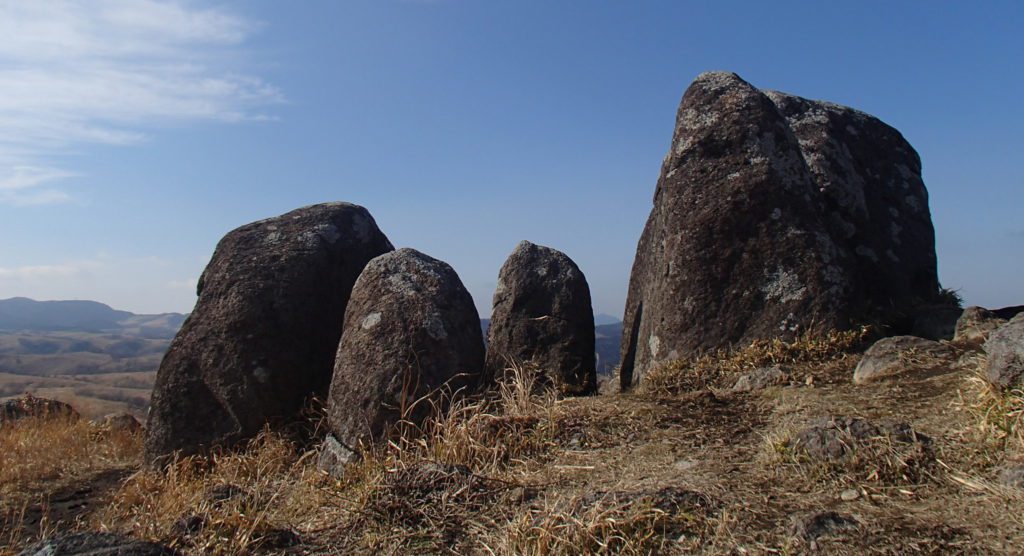 押戸石　Oshitoishi standing stones