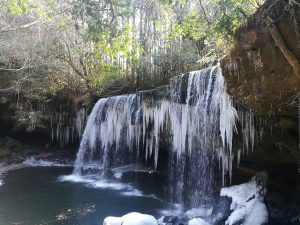 Kumamoto best waterfalls - Kurokawa Onsen tour frozen Nabegataki Falls