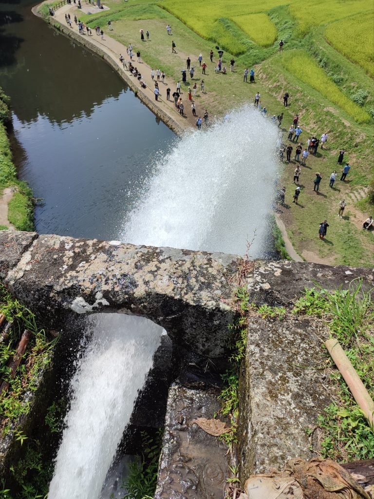water gushing from the top of Tsujun Bridge